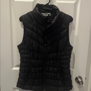 Ladies Athleta puffer vest in black size Large
